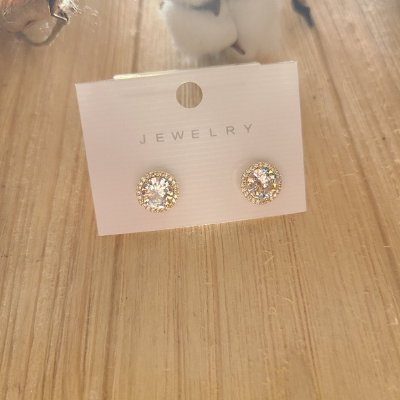 ⭐️⭐️NEW⭐️⭐️Beautiful Dainty CZ stud earrings in GOLD - Picture 4 of 14